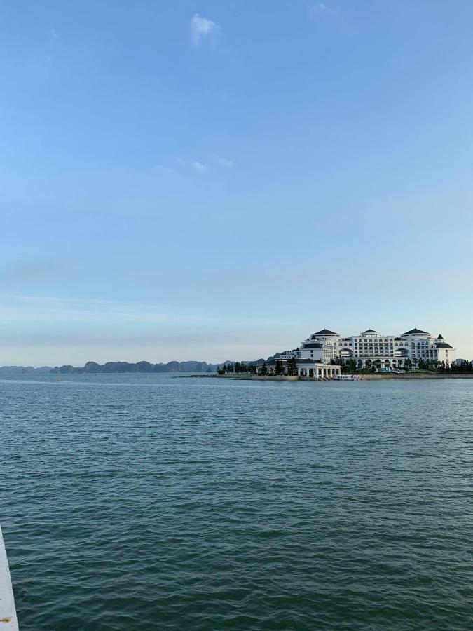 Manchester Hotel Ha Long Bagian luar foto