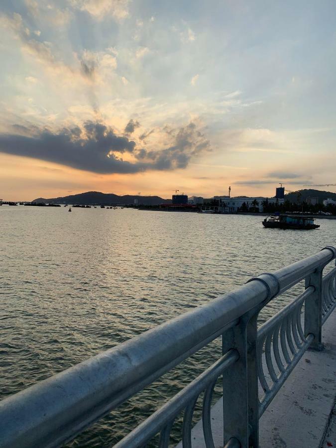 Manchester Hotel Ha Long Bagian luar foto