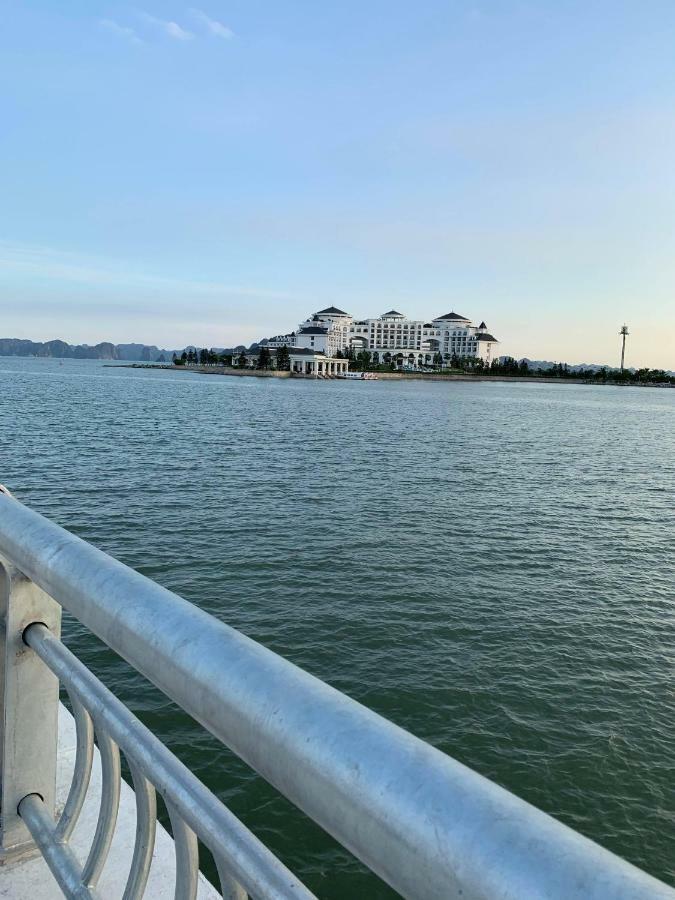 Manchester Hotel Ha Long Bagian luar foto